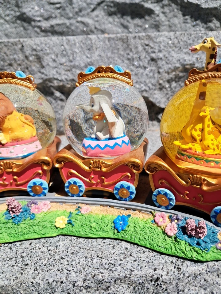 Disney Dumbo + Casey Jr. Musical Globe Train Foto 4 de 4