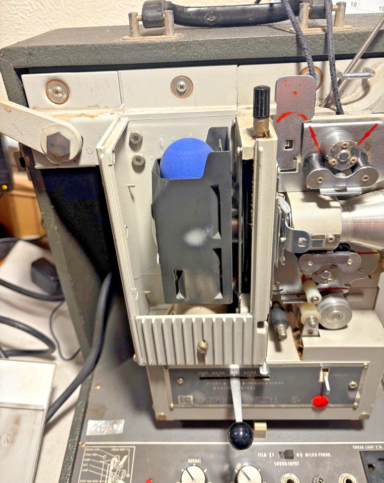 Projetor de Som KODAK Pageant AV-126-TR 16mm com Estojo - Bom Estado de Funcionamento - Imagem 4 de 4