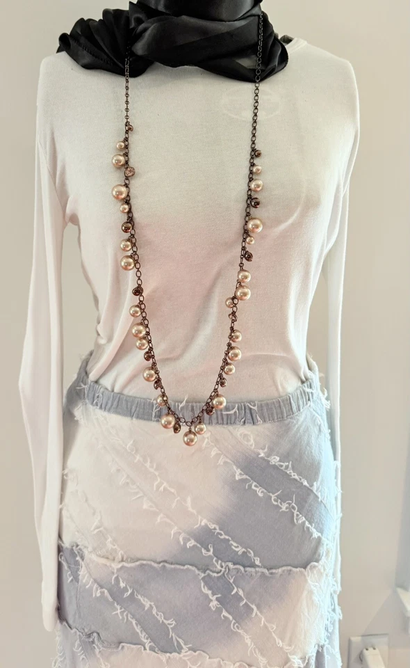 Collar largo Givenchy pistola de chocolate metal perlas y cristal firmado 42 pulgadas Foto 4 de 4