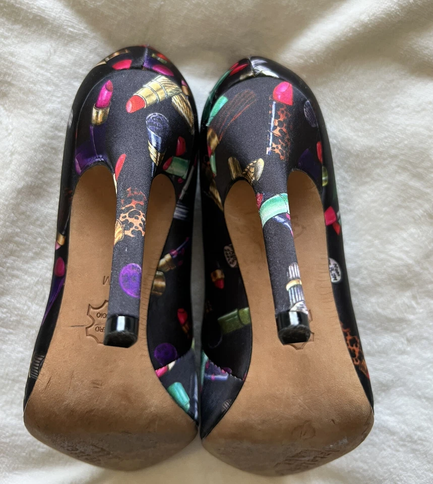 Zapatos de salón NICOLE MILLER Bailey con estampado de lápiz labial satinado sedoso talla 6 Foto 3 de 4