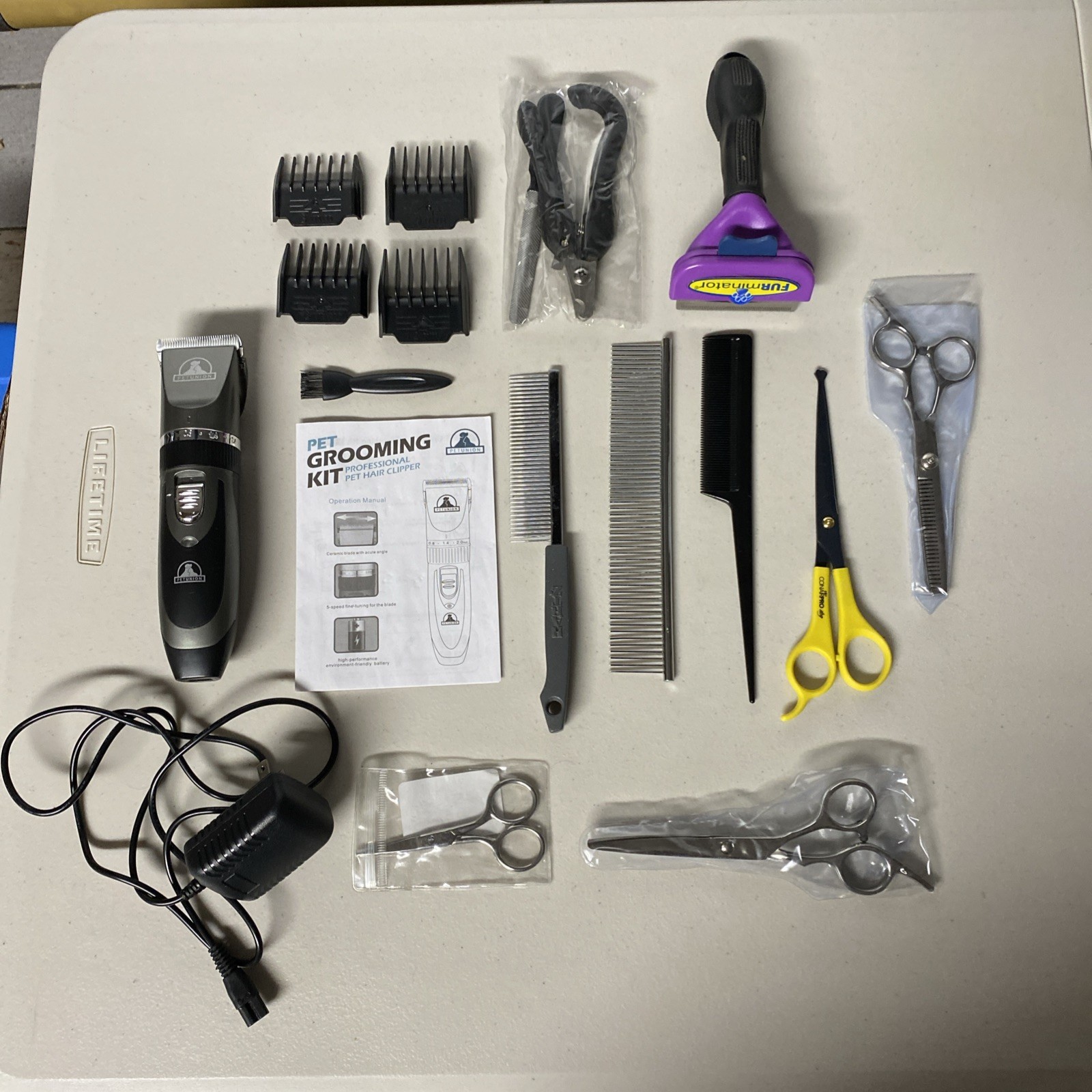 17 piece Pet Grooming Supplies Lot - Hair Clipper with 4 guards - Scissors Combs