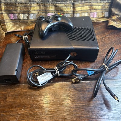 Microsoft Xbox 360 S 250 GB Console Black 1439 - Controller - Cables - HDMI