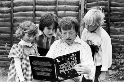 Zauberer Paul Daniels machen Tricks für die Kinder - Martin Davi - 4x6 Foto