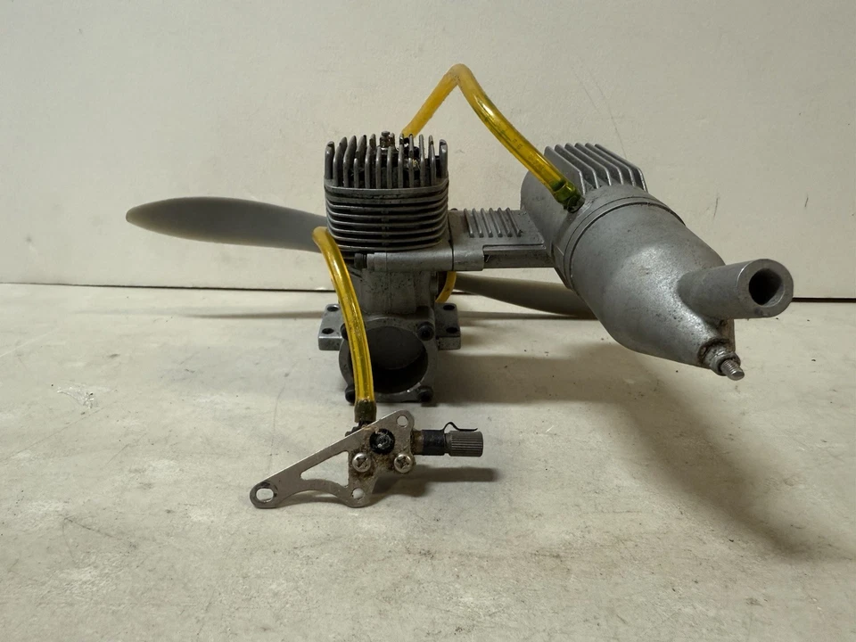 Magnum XL 40 RC  Airplane Engine With Muffler & Propeller & Carburetor - Image 4 of 4