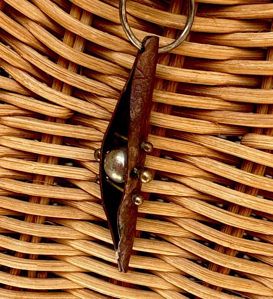 Colgante de perlas de latón de bronce brutalista alemán vintage hecho a mano en cadena de goma Foto 2 de 4