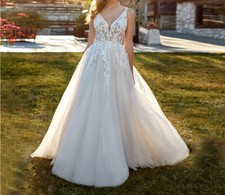 Elegant White Lace V-Neck A-Line Wedding Dresses Sleeveless Tulle Bridal Gowns