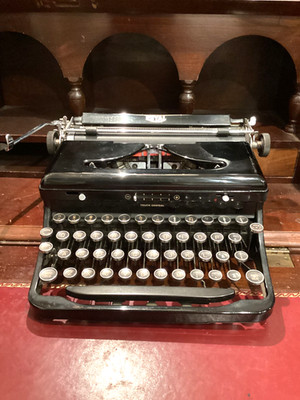 ROYAL MODEL 0 GLOSSY BLACK. TOUCH CONTROL. USA 1938. PICA 10 CPI. SPANISH LAYOUT