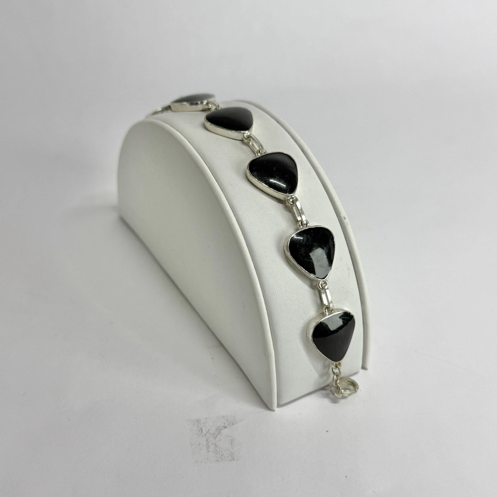 Elegant Black Onyx Pear-Shaped Silver Tone Vintage Bracelet Jewelry Br208