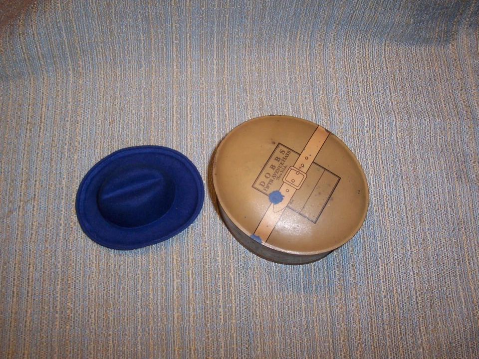DE COLECCIÓN DOBBS 5º AVE. SOMBRERO Y LATA DE MUESTRA DE VENDEDOR Era Años 40 ~ Muy Raro Foto 2 de 4