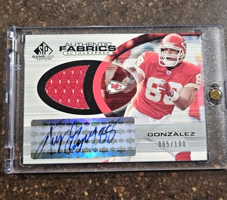 TONY GONZALEZ 2004 SP Game Used Authentic Fabrics #AAR-TG Jersey AUTO /100 Sign