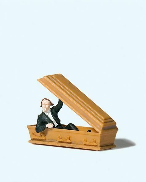 Vampire Holding Coffin Lid Figure - OO/HO gauge figures Preiser PR29113