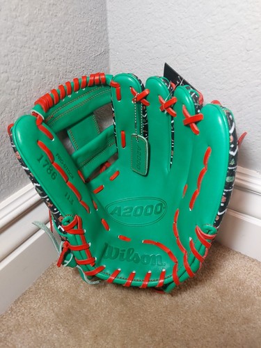 WILSON A2000 1786 11.5" INSTGRAM EXCLUSIVE UGLY SWEATER INFIELD BASEBALL GLOVE - Picture 3 of 3