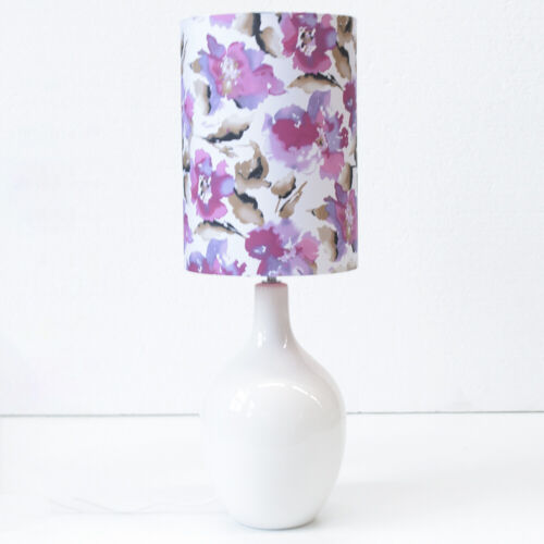 Lampe de table Litecraft base en céramique avec abat-jour cylindre floral - dégagement blanc   - Photo 1/1
