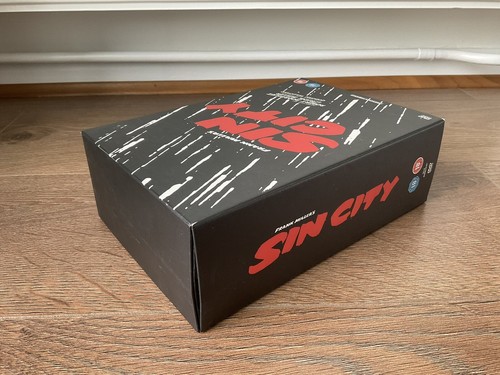 Sin City: Limited Edition Box Set (Includes DVD & 3 Graphic Novels) - Picture 4 of 7