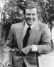 Roger Moore shows off Seiko G757 Sports watch as James Bond Octopussy 5x7 photo
