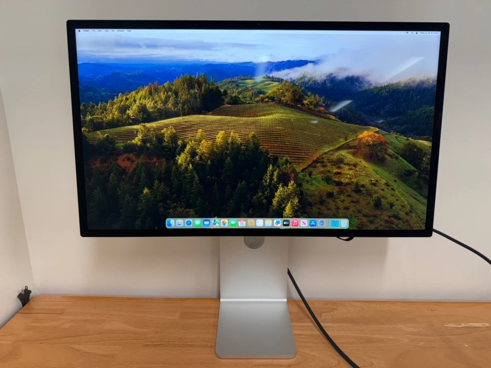 Apple 2022 Studio Display 27" 5k Tilt and height adjustable stand Standard Glass - Image 2 of 4