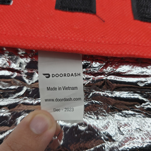 DoorDash Pizzatasche rot mit schwarzen Griffen 19" Breite x 19" Länge x 4,5" Höhe isoliert - Bild 2 von 7