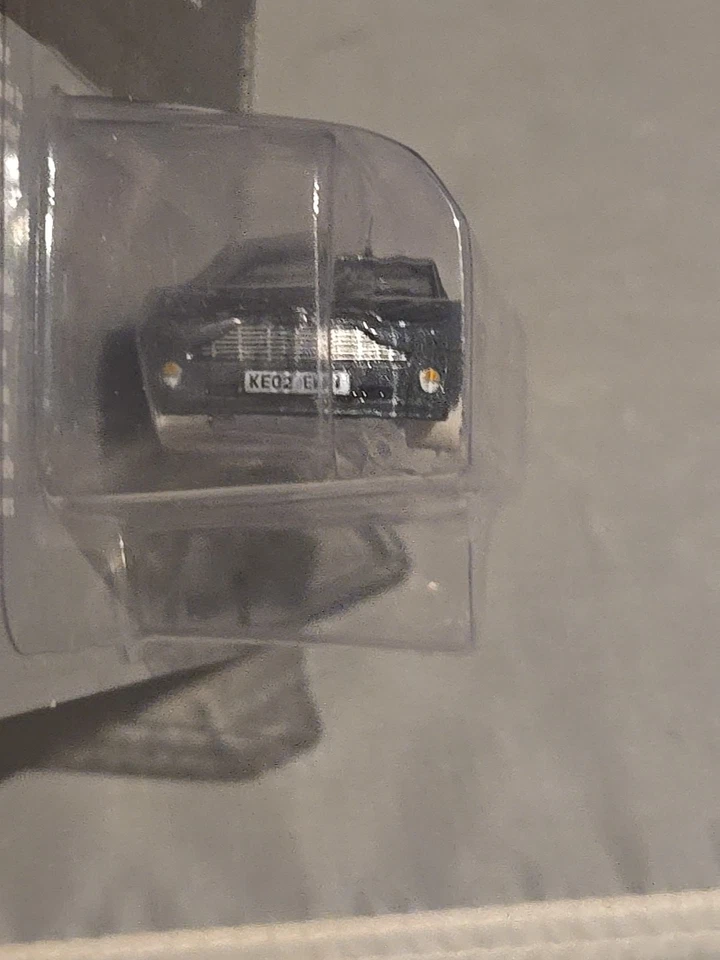 Aston Martin V12 2002 Johnny Lightning Chase Lightning WHITE Lightning Chase James Bond  Foto 3 de 4