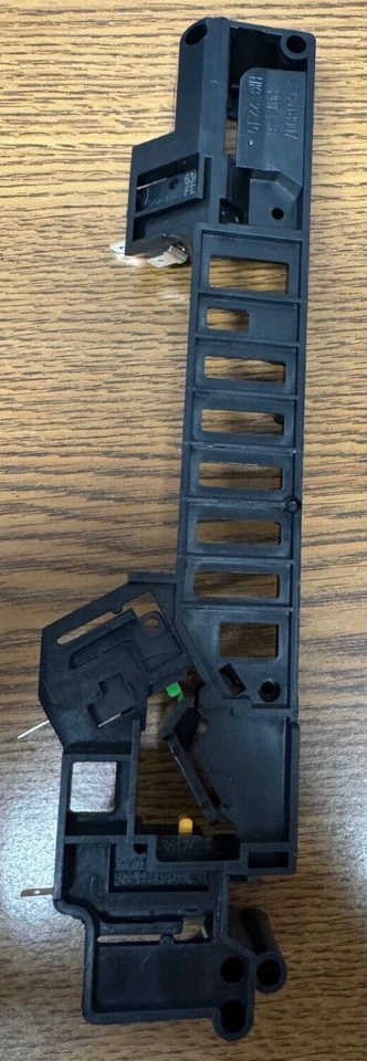 Conjunto de enclavamiento e interruptor de horno de microondas GE OEM para caja abierta JVM3160DF9WW Foto 2 de 4