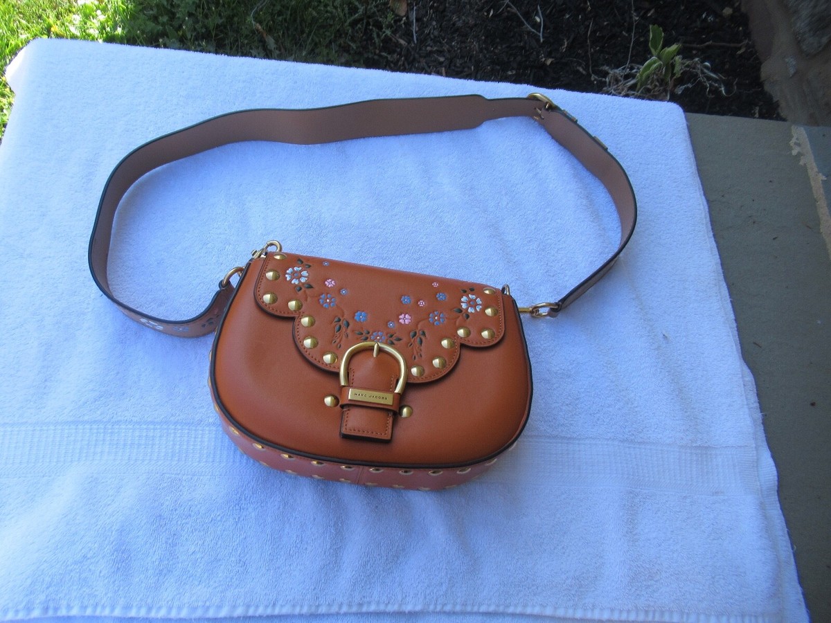 Marc Jacobs ショカロトッフスニカ M9002389 100 NWOT Marc Jacobs Navigator Tan Shoulder/Clutch Bag/ Studs