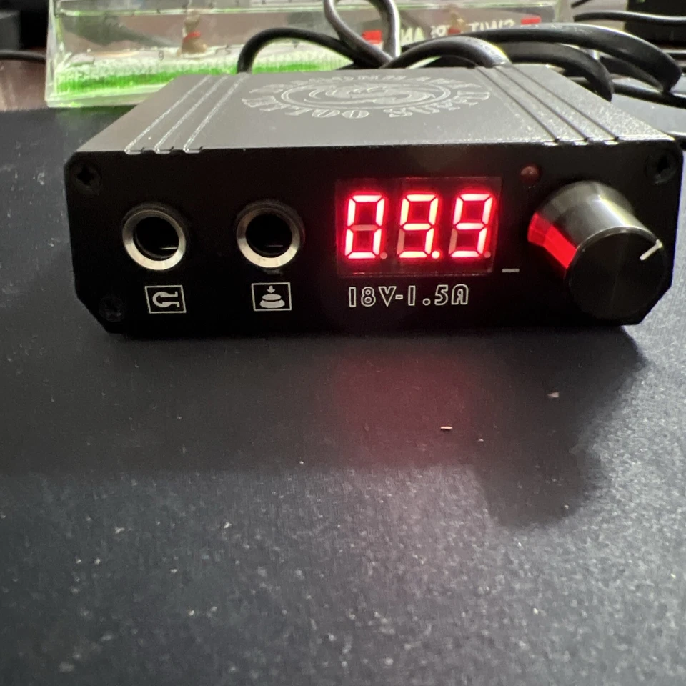 Máquina de tatuaje Dragonhawk Supply 18V 1.5A 23W 100-230W modo 50/60Hz LCD digital Foto 3 de 4