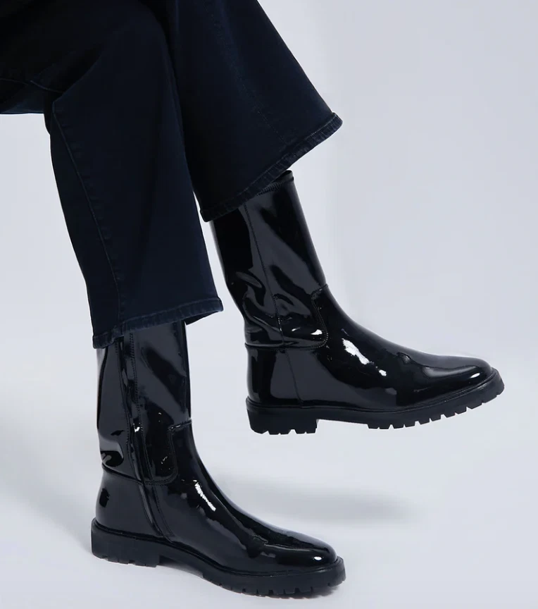 Botas Danny Loeffler Randall para mujer negras elásticas charol talla 9,5 Foto 3 de 4