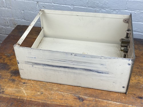 Cajón de gabinete vintage con PANEL FRONTAL DE LATÓN ORNAMENTADO, soporte para etiquetas tirador y vidrio - Imagen 4 de 7