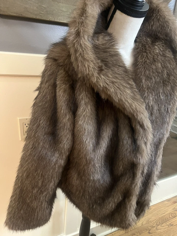 ABRIGO DE PIEL SINTÉTICA Amber Sky Boutique, ajuste grande marrón rico nuevo con etiquetas talla S, M o L Foto 3 de 4