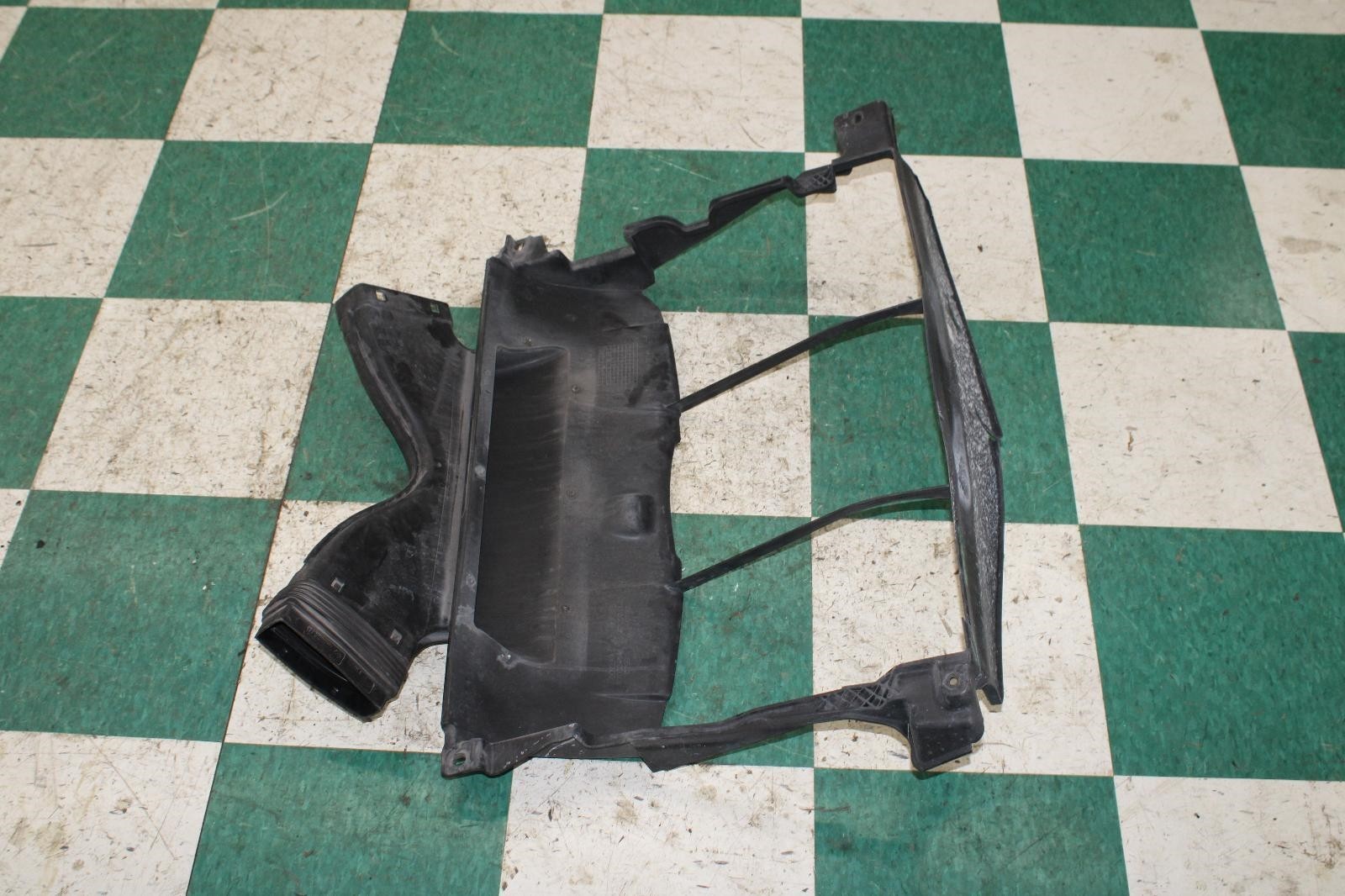 ⚠️DMG⚠️ 14-17 Ghibli 3.0L Radiator Air Guide Deflector Cleaner Duct Intake OE OE
