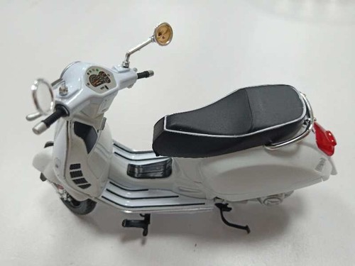 1:12 NewRay Vespa GTS 300 Alloy Scooter Model Deadpool Collectible White - Picture 3 of 12