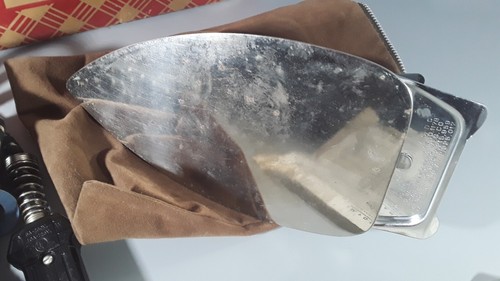 Vintage Handyhot Travel Iron with Box - Picture 5 of 6