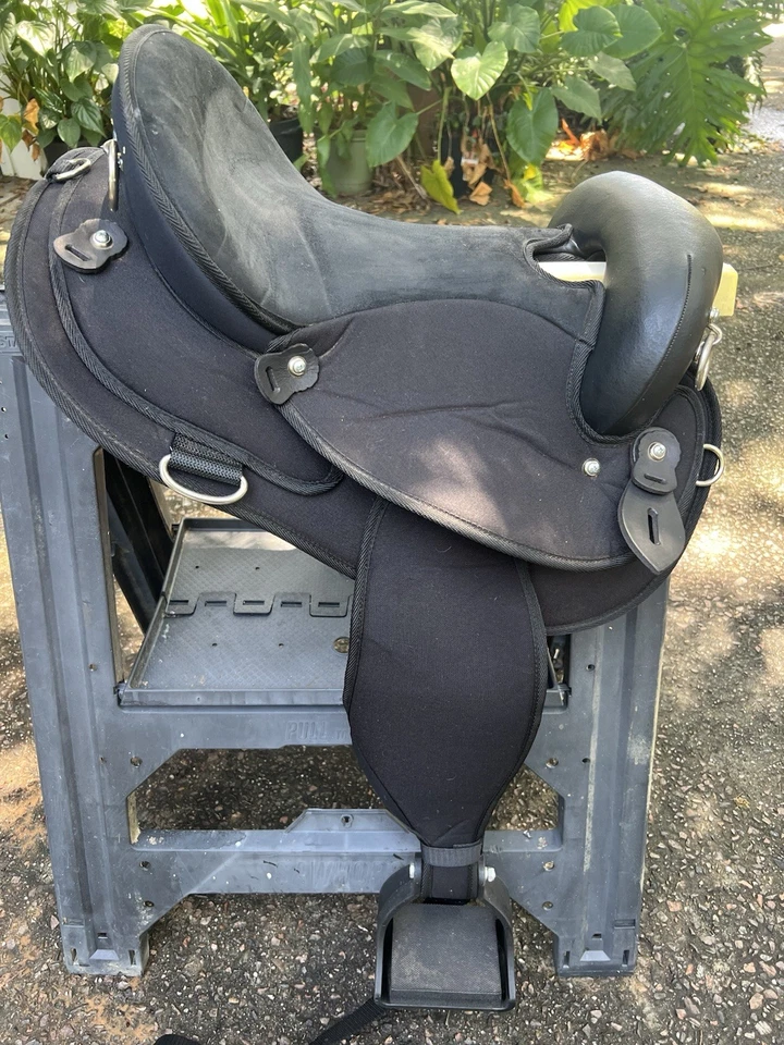 "Silla de montar sintética Abetta Endurance 205105BK 16"" manchas en la parte inferior" Foto 2 de 4