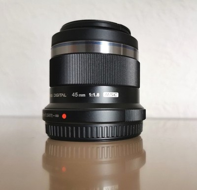 Olympus Digital 45mm f/1.8 MSC Festbrennweite Micro Four Thirds AF 37mm * Top