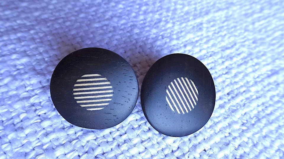 Boucles d'oreilles bouton en Ebène et bois clair - Photo 3/4