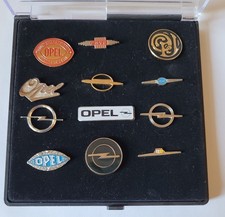 PINS PIN  OPEL  EVOLUTION DU SIGLE OPEL DE 1902 A 1999 COFFRET OFFICIEL 12 PINS