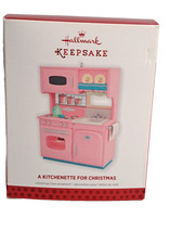 Hallmark Keepsake "UNA COCINA PARA NAVIDAD" Bonito adorno de cocina rosa