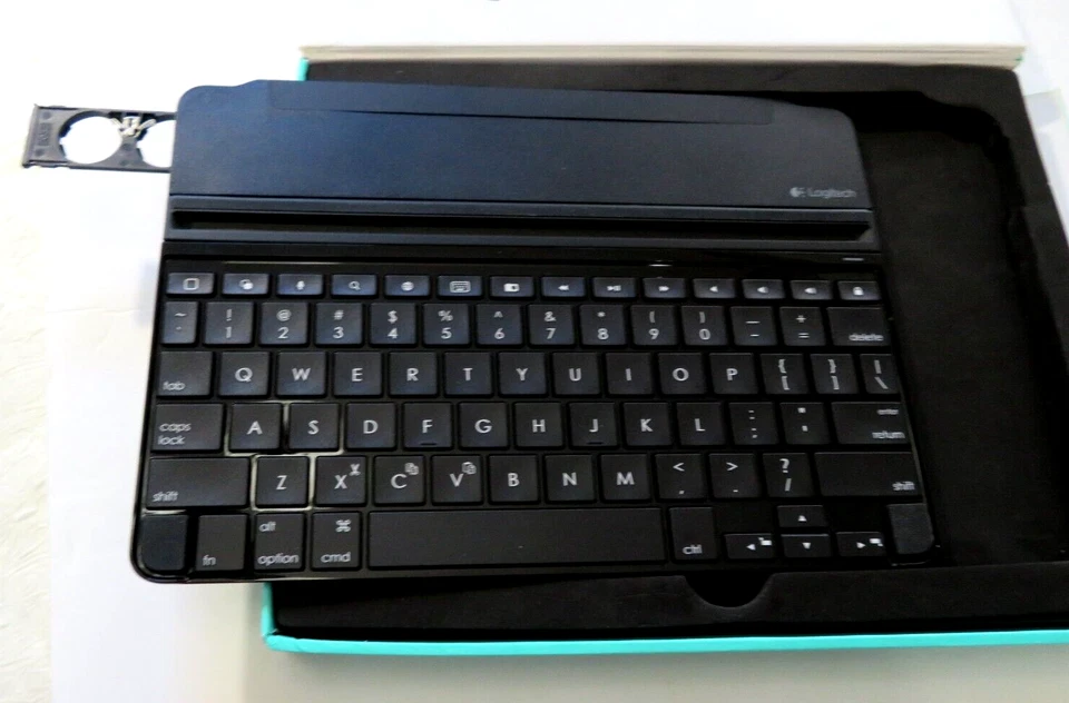 Funda Teclado Ultradelgada Logitech iPad Air 2 Gris Espacial con Botones E No Funciona Foto 3 de 4