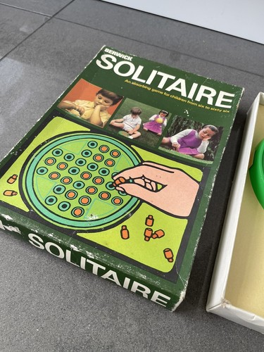 Berwick Solitaire Family Fun Kids Board Game Collectable Vintage - Picture 3 of 5