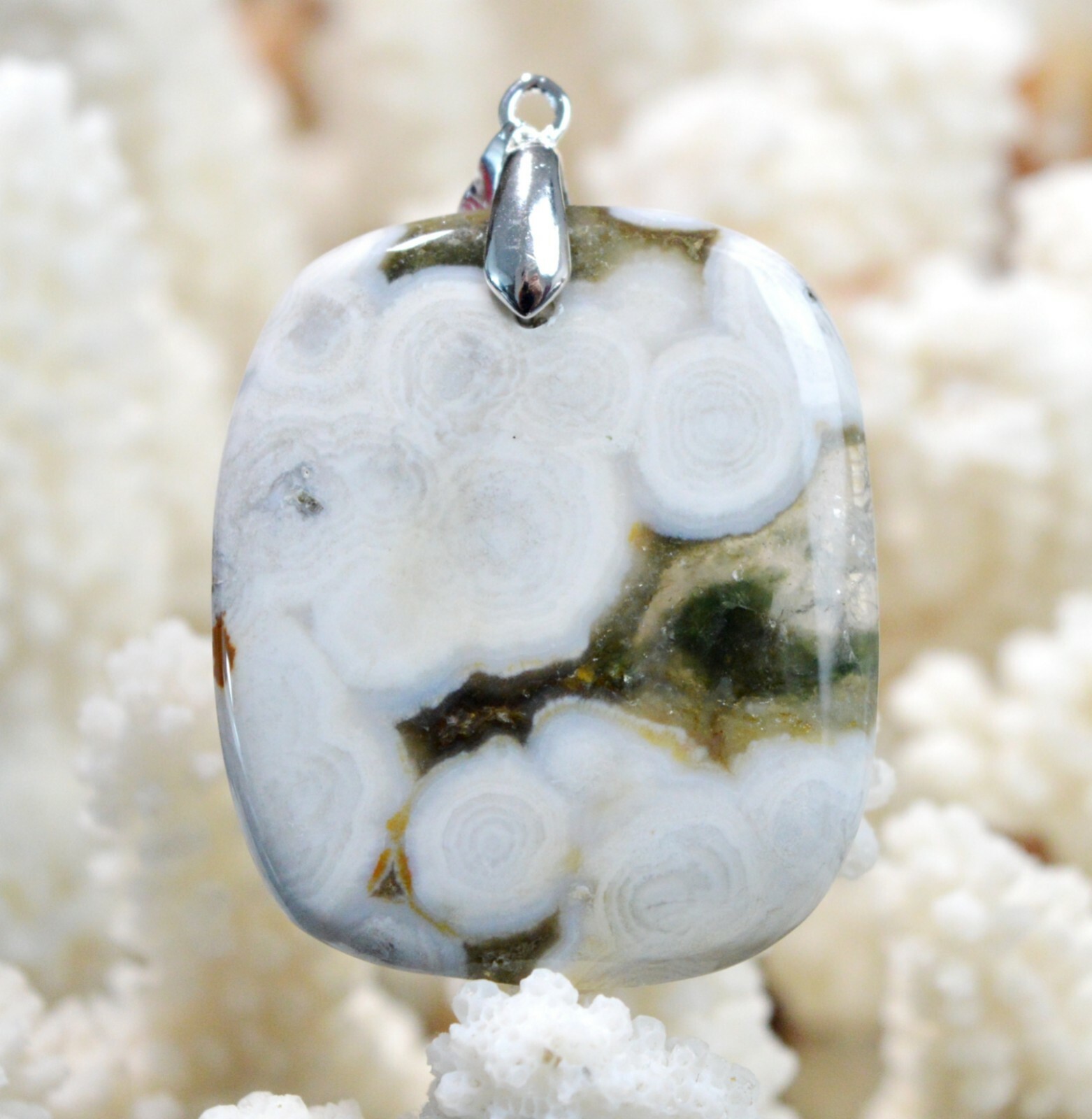 Jaspe orbiculaire 65 carats : le cabochon en pierre naturelle pour des bijoux enfin uniques