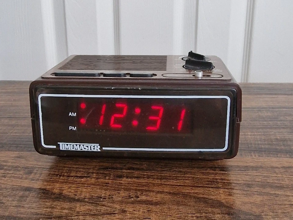 Timemaster Radio Alarm Clock / Vintage / Alarm / Space Age / Retro / Wood / 70s - Image 3 of 4