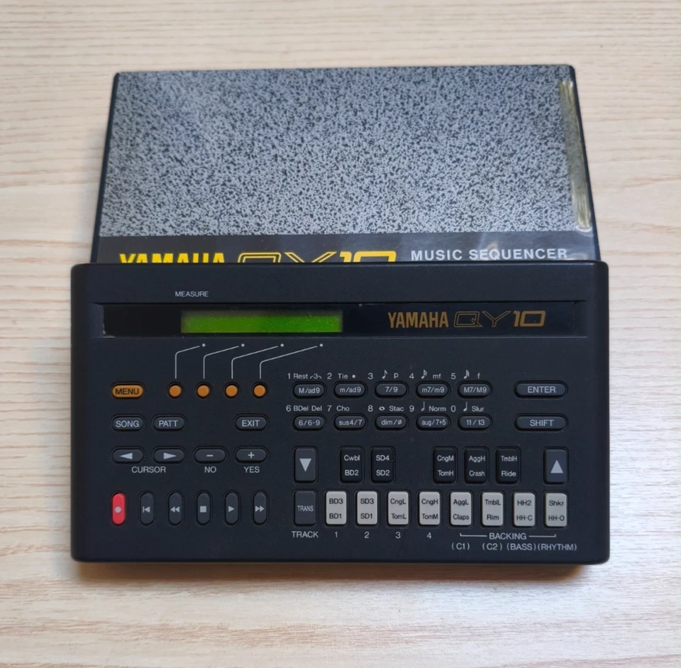 Yamaha QY10 - Workstation/Groovebox / Sequencer - 1990 made in Japan - Mint