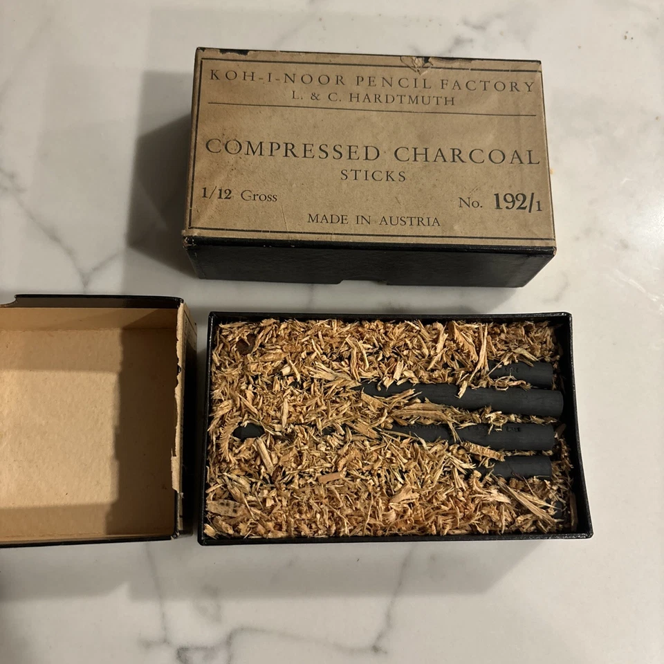 VERY RARE KOH-I-NOOR COMPRESSED CHARCOAL SKETCHING ASSORTMENT 192/1 - Image 2 of 4