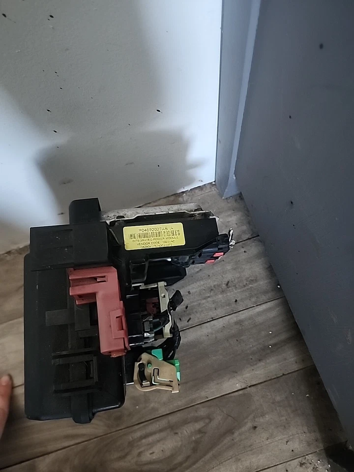 Chrysler 300 2005 caja de fusibles/relé automático de 3,5 L y BCM P04692027AB/P56040698AA Foto 2 de 3