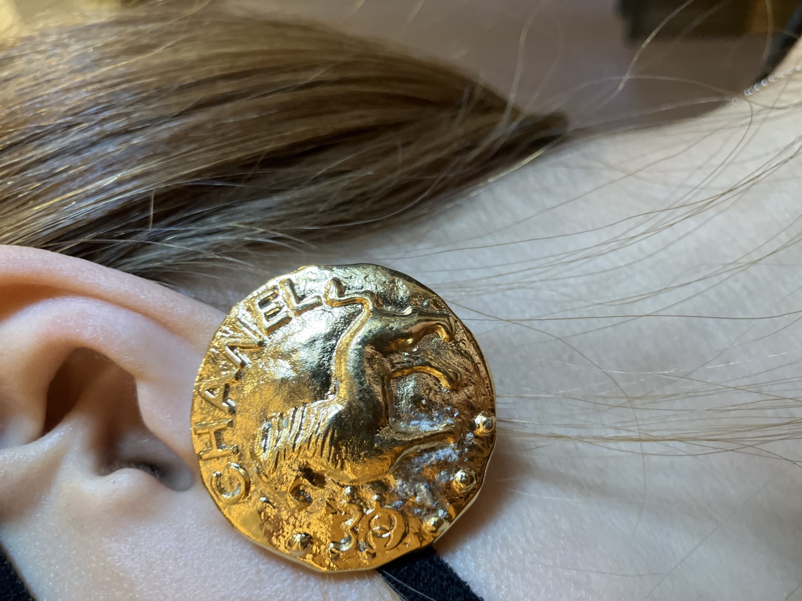CHANEL 93A Lion Motif Clip Earring Gold Large 3.7cm Single Vintage