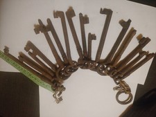 Lotto Di 16 Chiavi Antiche In Ferro Battuto Epoca 800 900