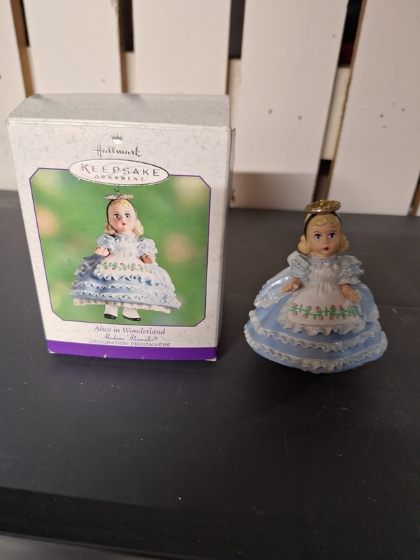 Christmas HALLMARK 2000 ALICE IN WONDERLAND MADAME ALEXANDER KEEPSAKE ORNAMENT