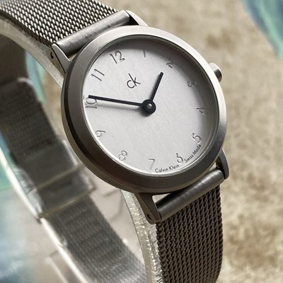 Calvin Klein Uhr Damen Vintage Swiss Made Silber Zifferblatt Ganzstahl 24mm Gehäuse