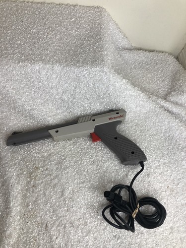 1985 NES ZAPPER GUN Nintendo Entertainment System GREY Version NES-005 - Picture 2 of 3