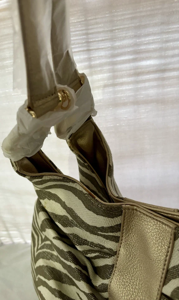 Bolso Cartera Christopher & Banks Sobre el Hombro Cebra Rayas Dorado Precio de venta sugerido por el fabricante: 69,50 USD Foto 3 de 4