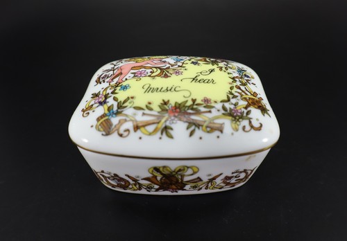 Songs of Love MUSIC BOX Collection “I Hear Music” w Lid Porcelain 1983 Vintage - Picture 2 of 7